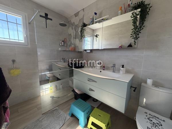 Villa récente plain-pied 4 chambres, Terrain 706 m², Villedubert