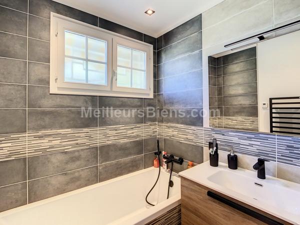 Maison sur sous-sol complet  avec piscine