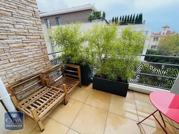 Appartement à louer 1 pièce 23.2m² Sanary-sur-Mer (83110)