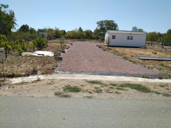 Terrain constructible viabilisé (eau et électricité déjà présents sur plusieurs secteurs du terrain)