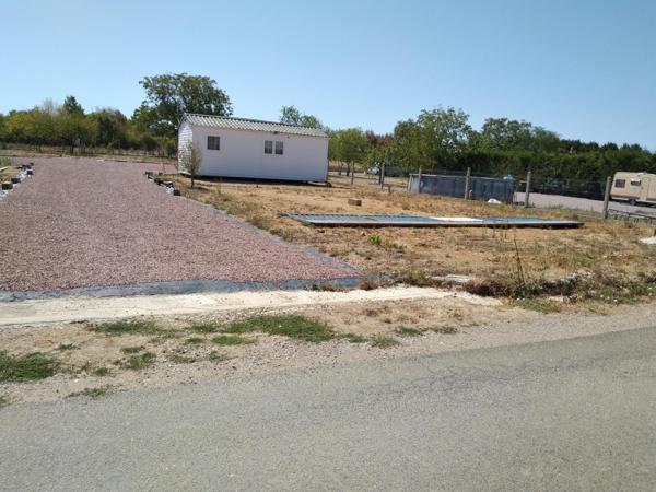 Terrain constructible viabilisé (eau et électricité déjà présents sur plusieurs secteurs du terrain)