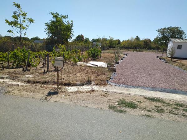 Terrain constructible viabilisé (eau et électricité déjà présents sur plusieurs secteurs du terrain)