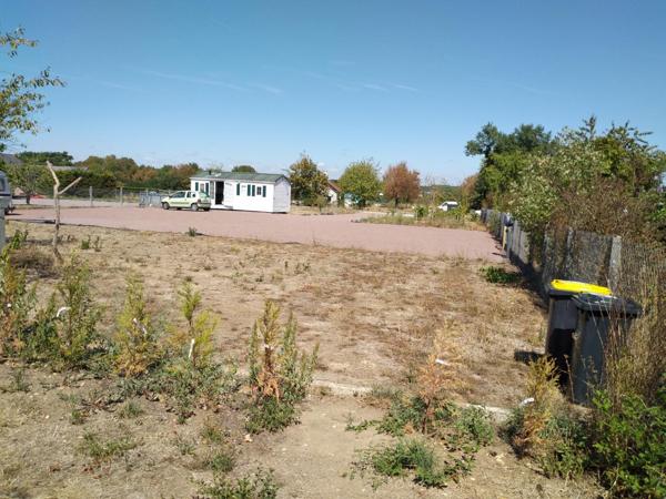 Terrain constructible viabilisé (eau et électricité déjà présents sur plusieurs secteurs du terrain)