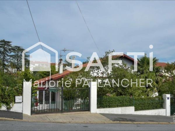 Villa typique basque de 103m2 + T2 de 57m2 à 15 minutes à pieds du centre ville et des plages de Saint Jean de luz sur terrain de 705m2