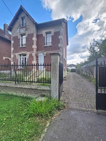 Maison individuelle avec jardin et garages proche toutes commodités