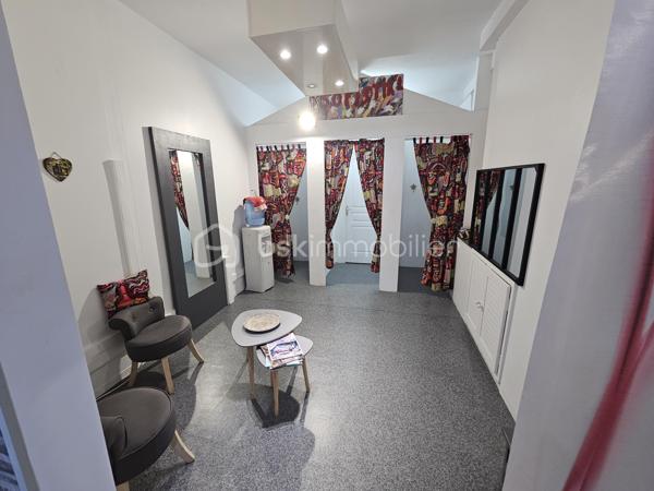 *** NOUVEAUTE ***

Jérôme MIGLIORE pour BSK Immobilier vous propose :

-CESSION DE DROIT AU BAIL – EMPLACEMENT PREMIUM À SAINT-FRANÇOIS

À saisir : magnifique local commercial idéalement situé sur l'avenue commerçante de Saint-François, station balnéaire incontournable, entre la marina et le golf.

D'une superficie d'environ 60 m², complétée par une agréable terrasse couverte en façade, cette boutique bénéficie d'une excellente visibilité et d'un fort passage tout au long de l'année.

Le local a été entièrement rénové très récemment et se présente dans un état irréprochable.
Aucun travaux n'est à prévoir : vous pouvez démarrer votre activité immédiatement.

Actuellement exploité en boutique de prêt-à-porter féminin et accessoires, ce local est proposé clé en main. Il offre également la possibilité d'accueillir une autre activité commerciale (hors restauration).

Autre atout majeur : un loyer particulièrement attractif au regard de l'emplacement et de la surface, soit 1 659 € par mois, charges comprises.

Que vous souhaitiez développer votre activité ou lancer un nouveau projet dans un secteur dynamique et recherché, cette opportunité mérite toute votre attention.

Pour plus d'informations ou organiser une visite, contactez moi.