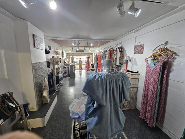 *** NOUVEAUTE ***

Jérôme MIGLIORE pour BSK Immobilier vous propose :

-CESSION DE DROIT AU BAIL – EMPLACEMENT PREMIUM À SAINT-FRANÇOIS

À saisir : magnifique local commercial idéalement situé sur l'avenue commerçante de Saint-François, station balnéaire incontournable, entre la marina et le golf.

D'une superficie d'environ 60 m², complétée par une agréable terrasse couverte en façade, cette boutique bénéficie d'une excellente visibilité et d'un fort passage tout au long de l'année.

Le local a été entièrement rénové très récemment et se présente dans un état irréprochable.
Aucun travaux n'est à prévoir : vous pouvez démarrer votre activité immédiatement.

Actuellement exploité en boutique de prêt-à-porter féminin et accessoires, ce local est proposé clé en main. Il offre également la possibilité d'accueillir une autre activité commerciale (hors restauration).

Autre atout majeur : un loyer particulièrement attractif au regard de l'emplacement et de la surface, soit 1 659 € par mois, charges comprises.

Que vous souhaitiez développer votre activité ou lancer un nouveau projet dans un secteur dynamique et recherché, cette opportunité mérite toute votre attention.

Pour plus d'informations ou organiser une visite, contactez moi.