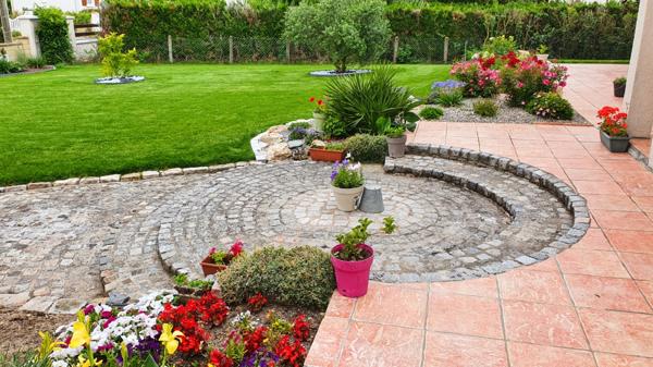 (45140) INGRÉ - 7 PIÈCES - 5 CHAMBRES - 203 m² - BEAUX VOLUMES - TERRAIN 1600 m² - TERRASSE - SOUS-SOL ET GARAGE