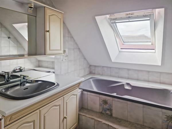 (45140) INGRÉ - 7 PIÈCES - 5 CHAMBRES - 203 m² - BEAUX VOLUMES - TERRAIN 1600 m² - TERRASSE - SOUS-SOL ET GARAGE