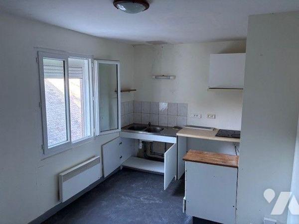 Proche toutes commodités, appartement situé au 2e étage comprenant une cuisine, un séjour, une ...