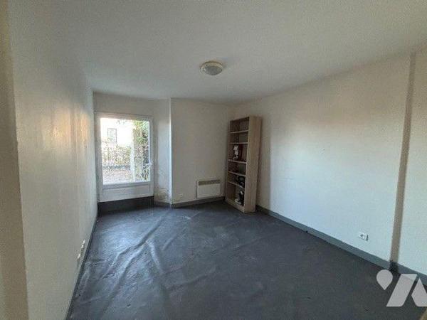 Proche toutes commodités, appartement situé au 2e étage comprenant une cuisine, un séjour, une ...