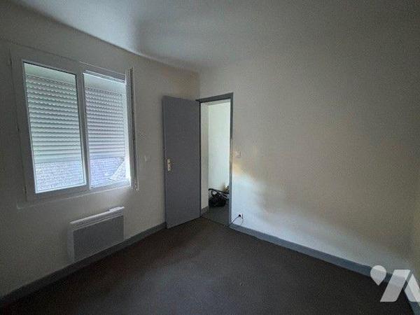 Proche toutes commodités, appartement situé au 2e étage comprenant une cuisine, un séjour, une ...