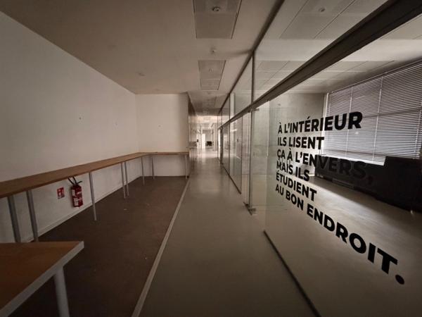 Local/bureaux au RDC à louer LYON 7EME (69), d'une surface de 533 m² environ dont 158m2 à l’étage, avec en option potentielle 3 places de parking et 4 garages en sous-sol.