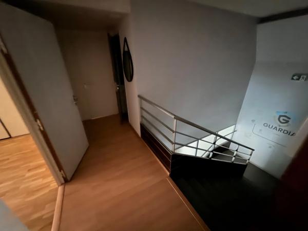 Local/bureaux au RDC à louer LYON 7EME (69), d'une surface de 533 m² environ dont 158m2 à l’étage, avec en option potentielle 3 places de parking et 4 garages en sous-sol.