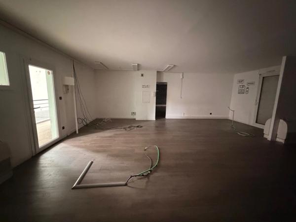 Local/bureaux au RDC à louer LYON 7EME (69), d'une surface de 533 m² environ dont 158m2 à l’étage, avec en option potentielle 3 places de parking et 4 garages en sous-sol.