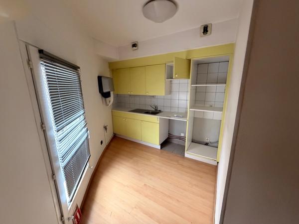 Local/bureaux au RDC à louer LYON 7EME (69), d'une surface de 533 m² environ dont 158m2 à l’étage, avec en option potentielle 3 places de parking et 4 garages en sous-sol.