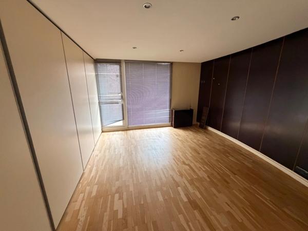 Local/bureaux au RDC à louer LYON 7EME (69), d'une surface de 533 m² environ dont 158m2 à l’étage, avec en option potentielle 3 places de parking et 4 garages en sous-sol.