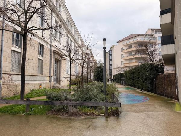 Local/bureaux au RDC à louer LYON 7EME (69), d'une surface de 533 m² environ dont 158m2 à l’étage, avec en option potentielle 3 places de parking et 4 garages en sous-sol.