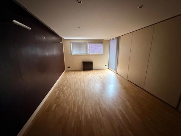 Local/bureaux au RDC à louer LYON 7EME (69), d'une surface de 533 m² environ dont 158m2 à l’étage, avec en option potentielle 3 places de parking et 4 garages en sous-sol.