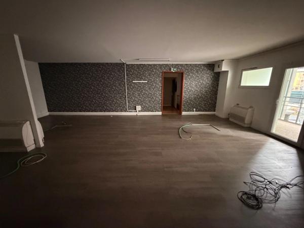 Local/bureaux au RDC à louer LYON 7EME (69), d'une surface de 533 m² environ dont 158m2 à l’étage, avec en option potentielle 3 places de parking et 4 garages en sous-sol.
