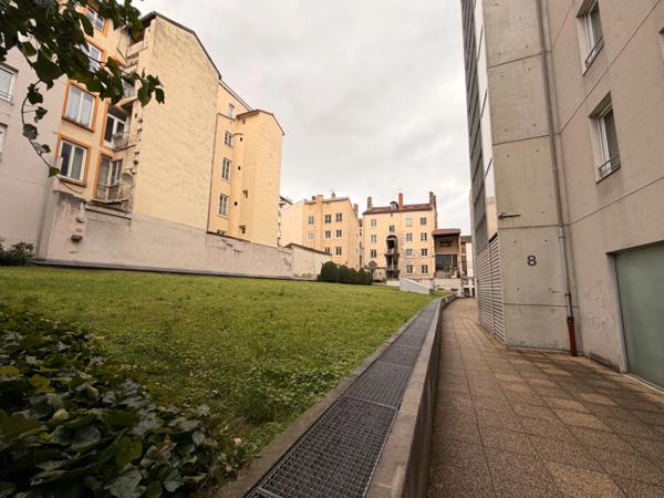 Local/bureaux au RDC à louer LYON 7EME (69), d'une surface de 533 m² environ dont 158m2 à l’étage, avec en option potentielle 3 places de parking et 4 garages en sous-sol.