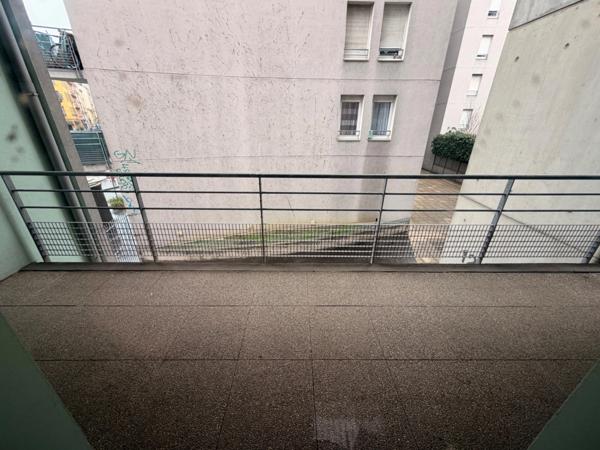 Local/bureaux au RDC à louer LYON 7EME (69), d'une surface de 533 m² environ dont 158m2 à l’étage, avec en option potentielle 3 places de parking et 4 garages en sous-sol.