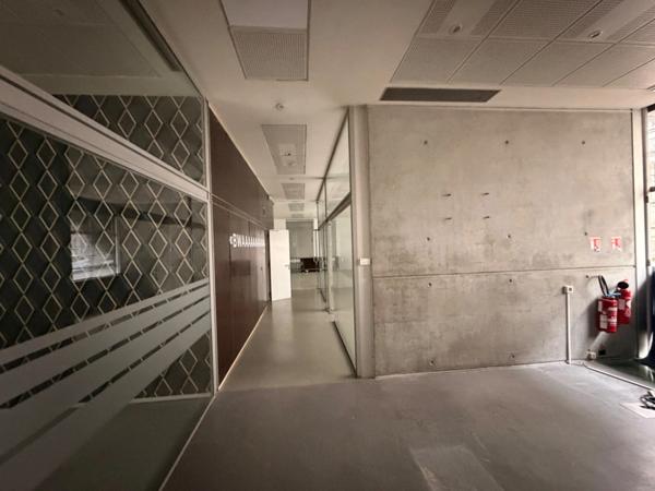 Local/bureaux au RDC à louer LYON 7EME (69), d'une surface de 533 m² environ dont 158m2 à l’étage, avec en option potentielle 3 places de parking et 4 garages en sous-sol.