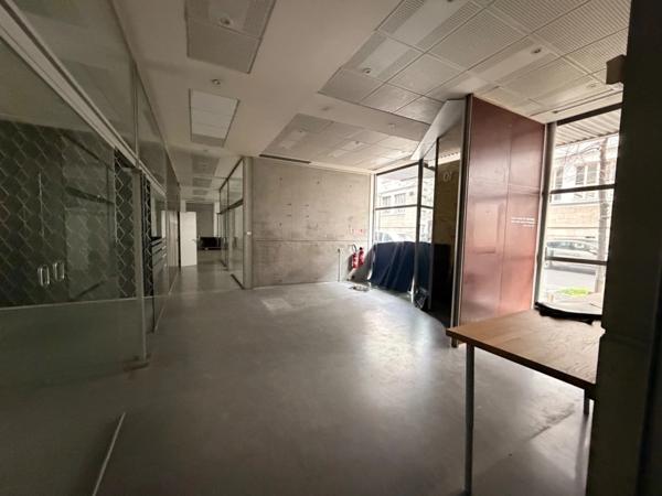 Local/bureaux au RDC à louer LYON 7EME (69), d'une surface de 533 m² environ dont 158m2 à l’étage, avec en option potentielle 3 places de parking et 4 garages en sous-sol.