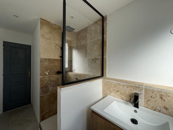 Montpellier (34000) Montpellier Centre Ville proche Gare Saint ROCH. Appartement T3 rénové avec 2 chambres, terrasse et garage.