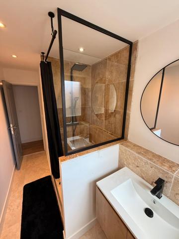 Montpellier (34000) Montpellier Centre Ville proche Gare Saint ROCH. Appartement T3 rénové avec 2 chambres, terrasse et garage.