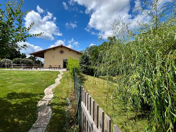 Immeuble de 218 m² - 3 logements - Activité gîte en cours - Terrain 2250 m²