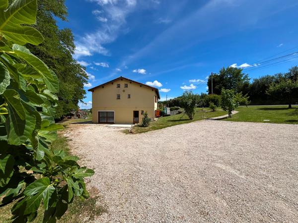 Immeuble de 218 m² - 3 logements - Activité gîte en cours - Terrain 2250 m²