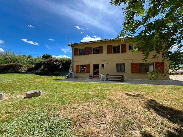 Immeuble de 218 m² - 3 logements - Activité gîte en cours - Terrain 2250 m²