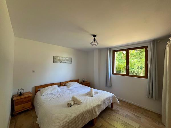Immeuble de 218 m² - 3 logements - Activité gîte en cours - Terrain 2250 m²