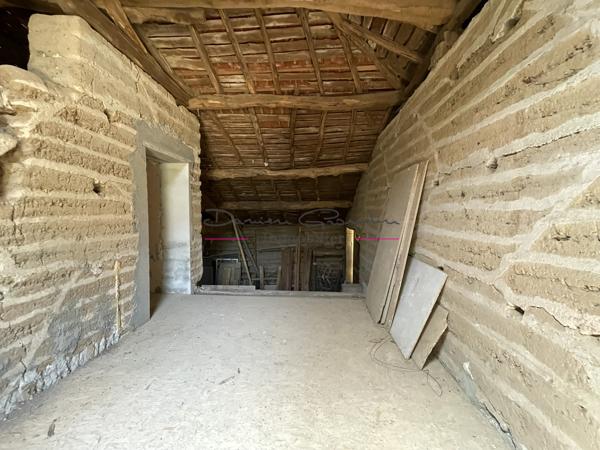 Maison à rénover avec grand terrain attenant en pleine campagne
