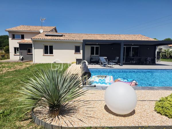 Dans un environnement calme et privilégié, a Bondigoux à seulement 20 min de Fronton découvrez cette magnifique maison de 172 m² habitables, construite en 2008 sur une parcelle entièrement clôturée et parfaitement entretenue. Dès l'entrée, le charme opère grâce à son jardin paysager soigné et à la qualité des prestations proposées.

La pièce de vie, spacieuse et baignée de lumière grâce à ses nombreuses ouvertures, offre un cadre de vie exceptionnel. Elle s'ouvre sur une cuisine moderne entièrement équipée avec cellier attenant, idéale pour le quotidien. Une superbe baie à galandage permet une continuité parfaite entre l'intérieur et l'extérieur, agrandissant naturellement l'espace de réception.

À l'extérieur, vous profiterez d'un véritable espace de détente avec une piscine agrémentée de cascades et d'un jacuzzi intégré, ainsi qu'une vaste terrasse couverte par une pergola bioclimatique équipée de volets intégrés, permettant d'en profiter en toute saison.

Côté confort, la maison dispose d'un chauffage au sol, d'une climatisation gainable réversible et d'une gestion domotique complète pour un pilotage simplifié des équipements.

L'espace nuit principal, situé au rez-de-chaussée, comprend :

Une suite parentale avec dressing et salle d'eau privative ;
Une seconde chambre ;
Une salle d'eau indépendante ;
Deux WC.

Un vaste espace cellier-buanderie dessert également une habitation complémentaire avec entrée indépendante, offrant de nombreuses possibilités : logement familial, activité professionnelle, location ou espace de réception.

Cette seconde partie se compose :

Au rez-de-chaussée, d'une grande pièce polyvalente pouvant accueillir une cuisine, une salle à manger, un bureau ou tout autre projet selon vos besoins ;

À l'étage, d'un salon distribuant deux belles chambres avec rangements, une salle de bains et un WC indépendant.

Un double garage isolé complète l'ensemble.
Les atouts :

- Construction de qualité (2008)
- Environnement paisible
- Parcelle entièrement clôturée
- Piscine avec cascades et jacuzzi intégré
- Pergola bioclimatique
- Chauffage au sol et climatisation gainable réversible
- Domotique
- Dépendance avec accès indépendant
- Double garage isolé
- Jardin paysager

Une propriété rare sur le marché, alliant confort, fonctionnalité et prestations haut de gamme. Un véritable coup de cœur à découvrir sans tarder.