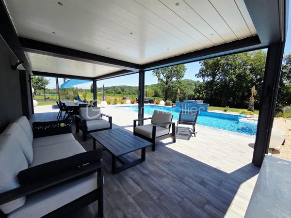 Dans un environnement calme et privilégié, a Bondigoux à seulement 20 min de Fronton découvrez cette magnifique maison de 172 m² habitables, construite en 2008 sur une parcelle entièrement clôturée et parfaitement entretenue. Dès l'entrée, le charme opère grâce à son jardin paysager soigné et à la qualité des prestations proposées.

La pièce de vie, spacieuse et baignée de lumière grâce à ses nombreuses ouvertures, offre un cadre de vie exceptionnel. Elle s'ouvre sur une cuisine moderne entièrement équipée avec cellier attenant, idéale pour le quotidien. Une superbe baie à galandage permet une continuité parfaite entre l'intérieur et l'extérieur, agrandissant naturellement l'espace de réception.

À l'extérieur, vous profiterez d'un véritable espace de détente avec une piscine agrémentée de cascades et d'un jacuzzi intégré, ainsi qu'une vaste terrasse couverte par une pergola bioclimatique équipée de volets intégrés, permettant d'en profiter en toute saison.

Côté confort, la maison dispose d'un chauffage au sol, d'une climatisation gainable réversible et d'une gestion domotique complète pour un pilotage simplifié des équipements.

L'espace nuit principal, situé au rez-de-chaussée, comprend :

Une suite parentale avec dressing et salle d'eau privative ;
Une seconde chambre ;
Une salle d'eau indépendante ;
Deux WC.

Un vaste espace cellier-buanderie dessert également une habitation complémentaire avec entrée indépendante, offrant de nombreuses possibilités : logement familial, activité professionnelle, location ou espace de réception.

Cette seconde partie se compose :

Au rez-de-chaussée, d'une grande pièce polyvalente pouvant accueillir une cuisine, une salle à manger, un bureau ou tout autre projet selon vos besoins ;

À l'étage, d'un salon distribuant deux belles chambres avec rangements, une salle de bains et un WC indépendant.

Un double garage isolé complète l'ensemble.
Les atouts :

- Construction de qualité (2008)
- Environnement paisible
- Parcelle entièrement clôturée
- Piscine avec cascades et jacuzzi intégré
- Pergola bioclimatique
- Chauffage au sol et climatisation gainable réversible
- Domotique
- Dépendance avec accès indépendant
- Double garage isolé
- Jardin paysager

Une propriété rare sur le marché, alliant confort, fonctionnalité et prestations haut de gamme. Un véritable coup de cœur à découvrir sans tarder.