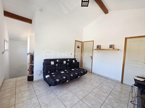 Dans un environnement calme et privilégié, a Bondigoux à seulement 20 min de Fronton découvrez cette magnifique maison de 172 m² habitables, construite en 2008 sur une parcelle entièrement clôturée et parfaitement entretenue. Dès l'entrée, le charme opère grâce à son jardin paysager soigné et à la qualité des prestations proposées.

La pièce de vie, spacieuse et baignée de lumière grâce à ses nombreuses ouvertures, offre un cadre de vie exceptionnel. Elle s'ouvre sur une cuisine moderne entièrement équipée avec cellier attenant, idéale pour le quotidien. Une superbe baie à galandage permet une continuité parfaite entre l'intérieur et l'extérieur, agrandissant naturellement l'espace de réception.

À l'extérieur, vous profiterez d'un véritable espace de détente avec une piscine agrémentée de cascades et d'un jacuzzi intégré, ainsi qu'une vaste terrasse couverte par une pergola bioclimatique équipée de volets intégrés, permettant d'en profiter en toute saison.

Côté confort, la maison dispose d'un chauffage au sol, d'une climatisation gainable réversible et d'une gestion domotique complète pour un pilotage simplifié des équipements.

L'espace nuit principal, situé au rez-de-chaussée, comprend :

Une suite parentale avec dressing et salle d'eau privative ;
Une seconde chambre ;
Une salle d'eau indépendante ;
Deux WC.

Un vaste espace cellier-buanderie dessert également une habitation complémentaire avec entrée indépendante, offrant de nombreuses possibilités : logement familial, activité professionnelle, location ou espace de réception.

Cette seconde partie se compose :

Au rez-de-chaussée, d'une grande pièce polyvalente pouvant accueillir une cuisine, une salle à manger, un bureau ou tout autre projet selon vos besoins ;

À l'étage, d'un salon distribuant deux belles chambres avec rangements, une salle de bains et un WC indépendant.

Un double garage isolé complète l'ensemble.
Les atouts :

- Construction de qualité (2008)
- Environnement paisible
- Parcelle entièrement clôturée
- Piscine avec cascades et jacuzzi intégré
- Pergola bioclimatique
- Chauffage au sol et climatisation gainable réversible
- Domotique
- Dépendance avec accès indépendant
- Double garage isolé
- Jardin paysager

Une propriété rare sur le marché, alliant confort, fonctionnalité et prestations haut de gamme. Un véritable coup de cœur à découvrir sans tarder.