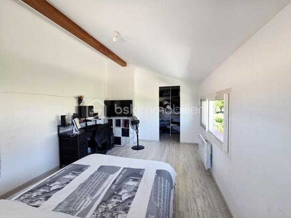Dans un environnement calme et privilégié, a Bondigoux à seulement 20 min de Fronton découvrez cette magnifique maison de 172 m² habitables, construite en 2008 sur une parcelle entièrement clôturée et parfaitement entretenue. Dès l'entrée, le charme opère grâce à son jardin paysager soigné et à la qualité des prestations proposées.

La pièce de vie, spacieuse et baignée de lumière grâce à ses nombreuses ouvertures, offre un cadre de vie exceptionnel. Elle s'ouvre sur une cuisine moderne entièrement équipée avec cellier attenant, idéale pour le quotidien. Une superbe baie à galandage permet une continuité parfaite entre l'intérieur et l'extérieur, agrandissant naturellement l'espace de réception.

À l'extérieur, vous profiterez d'un véritable espace de détente avec une piscine agrémentée de cascades et d'un jacuzzi intégré, ainsi qu'une vaste terrasse couverte par une pergola bioclimatique équipée de volets intégrés, permettant d'en profiter en toute saison.

Côté confort, la maison dispose d'un chauffage au sol, d'une climatisation gainable réversible et d'une gestion domotique complète pour un pilotage simplifié des équipements.

L'espace nuit principal, situé au rez-de-chaussée, comprend :

Une suite parentale avec dressing et salle d'eau privative ;
Une seconde chambre ;
Une salle d'eau indépendante ;
Deux WC.

Un vaste espace cellier-buanderie dessert également une habitation complémentaire avec entrée indépendante, offrant de nombreuses possibilités : logement familial, activité professionnelle, location ou espace de réception.

Cette seconde partie se compose :

Au rez-de-chaussée, d'une grande pièce polyvalente pouvant accueillir une cuisine, une salle à manger, un bureau ou tout autre projet selon vos besoins ;

À l'étage, d'un salon distribuant deux belles chambres avec rangements, une salle de bains et un WC indépendant.

Un double garage isolé complète l'ensemble.
Les atouts :

- Construction de qualité (2008)
- Environnement paisible
- Parcelle entièrement clôturée
- Piscine avec cascades et jacuzzi intégré
- Pergola bioclimatique
- Chauffage au sol et climatisation gainable réversible
- Domotique
- Dépendance avec accès indépendant
- Double garage isolé
- Jardin paysager

Une propriété rare sur le marché, alliant confort, fonctionnalité et prestations haut de gamme. Un véritable coup de cœur à découvrir sans tarder.