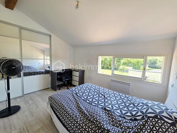 Dans un environnement calme et privilégié, a Bondigoux à seulement 20 min de Fronton découvrez cette magnifique maison de 172 m² habitables, construite en 2008 sur une parcelle entièrement clôturée et parfaitement entretenue. Dès l'entrée, le charme opère grâce à son jardin paysager soigné et à la qualité des prestations proposées.

La pièce de vie, spacieuse et baignée de lumière grâce à ses nombreuses ouvertures, offre un cadre de vie exceptionnel. Elle s'ouvre sur une cuisine moderne entièrement équipée avec cellier attenant, idéale pour le quotidien. Une superbe baie à galandage permet une continuité parfaite entre l'intérieur et l'extérieur, agrandissant naturellement l'espace de réception.

À l'extérieur, vous profiterez d'un véritable espace de détente avec une piscine agrémentée de cascades et d'un jacuzzi intégré, ainsi qu'une vaste terrasse couverte par une pergola bioclimatique équipée de volets intégrés, permettant d'en profiter en toute saison.

Côté confort, la maison dispose d'un chauffage au sol, d'une climatisation gainable réversible et d'une gestion domotique complète pour un pilotage simplifié des équipements.

L'espace nuit principal, situé au rez-de-chaussée, comprend :

Une suite parentale avec dressing et salle d'eau privative ;
Une seconde chambre ;
Une salle d'eau indépendante ;
Deux WC.

Un vaste espace cellier-buanderie dessert également une habitation complémentaire avec entrée indépendante, offrant de nombreuses possibilités : logement familial, activité professionnelle, location ou espace de réception.

Cette seconde partie se compose :

Au rez-de-chaussée, d'une grande pièce polyvalente pouvant accueillir une cuisine, une salle à manger, un bureau ou tout autre projet selon vos besoins ;

À l'étage, d'un salon distribuant deux belles chambres avec rangements, une salle de bains et un WC indépendant.

Un double garage isolé complète l'ensemble.
Les atouts :

- Construction de qualité (2008)
- Environnement paisible
- Parcelle entièrement clôturée
- Piscine avec cascades et jacuzzi intégré
- Pergola bioclimatique
- Chauffage au sol et climatisation gainable réversible
- Domotique
- Dépendance avec accès indépendant
- Double garage isolé
- Jardin paysager

Une propriété rare sur le marché, alliant confort, fonctionnalité et prestations haut de gamme. Un véritable coup de cœur à découvrir sans tarder.