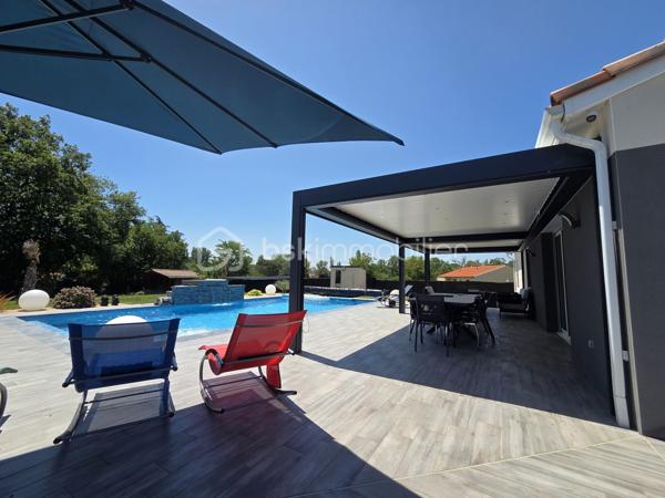 Dans un environnement calme et privilégié, a Bondigoux à seulement 20 min de Fronton découvrez cette magnifique maison de 172 m² habitables, construite en 2008 sur une parcelle entièrement clôturée et parfaitement entretenue. Dès l'entrée, le charme opère grâce à son jardin paysager soigné et à la qualité des prestations proposées.

La pièce de vie, spacieuse et baignée de lumière grâce à ses nombreuses ouvertures, offre un cadre de vie exceptionnel. Elle s'ouvre sur une cuisine moderne entièrement équipée avec cellier attenant, idéale pour le quotidien. Une superbe baie à galandage permet une continuité parfaite entre l'intérieur et l'extérieur, agrandissant naturellement l'espace de réception.

À l'extérieur, vous profiterez d'un véritable espace de détente avec une piscine agrémentée de cascades et d'un jacuzzi intégré, ainsi qu'une vaste terrasse couverte par une pergola bioclimatique équipée de volets intégrés, permettant d'en profiter en toute saison.

Côté confort, la maison dispose d'un chauffage au sol, d'une climatisation gainable réversible et d'une gestion domotique complète pour un pilotage simplifié des équipements.

L'espace nuit principal, situé au rez-de-chaussée, comprend :

Une suite parentale avec dressing et salle d'eau privative ;
Une seconde chambre ;
Une salle d'eau indépendante ;
Deux WC.

Un vaste espace cellier-buanderie dessert également une habitation complémentaire avec entrée indépendante, offrant de nombreuses possibilités : logement familial, activité professionnelle, location ou espace de réception.

Cette seconde partie se compose :

Au rez-de-chaussée, d'une grande pièce polyvalente pouvant accueillir une cuisine, une salle à manger, un bureau ou tout autre projet selon vos besoins ;

À l'étage, d'un salon distribuant deux belles chambres avec rangements, une salle de bains et un WC indépendant.

Un double garage isolé complète l'ensemble.
Les atouts :

- Construction de qualité (2008)
- Environnement paisible
- Parcelle entièrement clôturée
- Piscine avec cascades et jacuzzi intégré
- Pergola bioclimatique
- Chauffage au sol et climatisation gainable réversible
- Domotique
- Dépendance avec accès indépendant
- Double garage isolé
- Jardin paysager

Une propriété rare sur le marché, alliant confort, fonctionnalité et prestations haut de gamme. Un véritable coup de cœur à découvrir sans tarder.