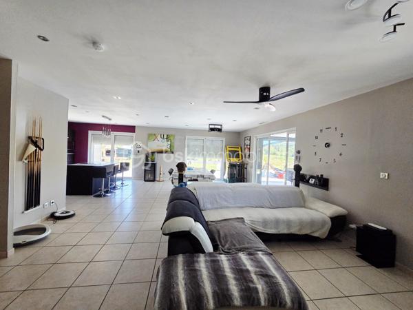 Dans un environnement calme et privilégié, a Bondigoux à seulement 20 min de Fronton découvrez cette magnifique maison de 172 m² habitables, construite en 2008 sur une parcelle entièrement clôturée et parfaitement entretenue. Dès l'entrée, le charme opère grâce à son jardin paysager soigné et à la qualité des prestations proposées.

La pièce de vie, spacieuse et baignée de lumière grâce à ses nombreuses ouvertures, offre un cadre de vie exceptionnel. Elle s'ouvre sur une cuisine moderne entièrement équipée avec cellier attenant, idéale pour le quotidien. Une superbe baie à galandage permet une continuité parfaite entre l'intérieur et l'extérieur, agrandissant naturellement l'espace de réception.

À l'extérieur, vous profiterez d'un véritable espace de détente avec une piscine agrémentée de cascades et d'un jacuzzi intégré, ainsi qu'une vaste terrasse couverte par une pergola bioclimatique équipée de volets intégrés, permettant d'en profiter en toute saison.

Côté confort, la maison dispose d'un chauffage au sol, d'une climatisation gainable réversible et d'une gestion domotique complète pour un pilotage simplifié des équipements.

L'espace nuit principal, situé au rez-de-chaussée, comprend :

Une suite parentale avec dressing et salle d'eau privative ;
Une seconde chambre ;
Une salle d'eau indépendante ;
Deux WC.

Un vaste espace cellier-buanderie dessert également une habitation complémentaire avec entrée indépendante, offrant de nombreuses possibilités : logement familial, activité professionnelle, location ou espace de réception.

Cette seconde partie se compose :

Au rez-de-chaussée, d'une grande pièce polyvalente pouvant accueillir une cuisine, une salle à manger, un bureau ou tout autre projet selon vos besoins ;

À l'étage, d'un salon distribuant deux belles chambres avec rangements, une salle de bains et un WC indépendant.

Un double garage isolé complète l'ensemble.
Les atouts :

- Construction de qualité (2008)
- Environnement paisible
- Parcelle entièrement clôturée
- Piscine avec cascades et jacuzzi intégré
- Pergola bioclimatique
- Chauffage au sol et climatisation gainable réversible
- Domotique
- Dépendance avec accès indépendant
- Double garage isolé
- Jardin paysager

Une propriété rare sur le marché, alliant confort, fonctionnalité et prestations haut de gamme. Un véritable coup de cœur à découvrir sans tarder.
