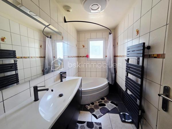Dans un environnement calme et privilégié, a Bondigoux à seulement 20 min de Fronton découvrez cette magnifique maison de 172 m² habitables, construite en 2008 sur une parcelle entièrement clôturée et parfaitement entretenue. Dès l'entrée, le charme opère grâce à son jardin paysager soigné et à la qualité des prestations proposées.

La pièce de vie, spacieuse et baignée de lumière grâce à ses nombreuses ouvertures, offre un cadre de vie exceptionnel. Elle s'ouvre sur une cuisine moderne entièrement équipée avec cellier attenant, idéale pour le quotidien. Une superbe baie à galandage permet une continuité parfaite entre l'intérieur et l'extérieur, agrandissant naturellement l'espace de réception.

À l'extérieur, vous profiterez d'un véritable espace de détente avec une piscine agrémentée de cascades et d'un jacuzzi intégré, ainsi qu'une vaste terrasse couverte par une pergola bioclimatique équipée de volets intégrés, permettant d'en profiter en toute saison.

Côté confort, la maison dispose d'un chauffage au sol, d'une climatisation gainable réversible et d'une gestion domotique complète pour un pilotage simplifié des équipements.

L'espace nuit principal, situé au rez-de-chaussée, comprend :

Une suite parentale avec dressing et salle d'eau privative ;
Une seconde chambre ;
Une salle d'eau indépendante ;
Deux WC.

Un vaste espace cellier-buanderie dessert également une habitation complémentaire avec entrée indépendante, offrant de nombreuses possibilités : logement familial, activité professionnelle, location ou espace de réception.

Cette seconde partie se compose :

Au rez-de-chaussée, d'une grande pièce polyvalente pouvant accueillir une cuisine, une salle à manger, un bureau ou tout autre projet selon vos besoins ;

À l'étage, d'un salon distribuant deux belles chambres avec rangements, une salle de bains et un WC indépendant.

Un double garage isolé complète l'ensemble.
Les atouts :

- Construction de qualité (2008)
- Environnement paisible
- Parcelle entièrement clôturée
- Piscine avec cascades et jacuzzi intégré
- Pergola bioclimatique
- Chauffage au sol et climatisation gainable réversible
- Domotique
- Dépendance avec accès indépendant
- Double garage isolé
- Jardin paysager

Une propriété rare sur le marché, alliant confort, fonctionnalité et prestations haut de gamme. Un véritable coup de cœur à découvrir sans tarder.