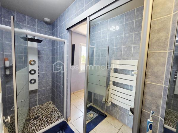 Dans un environnement calme et privilégié, a Bondigoux à seulement 20 min de Fronton découvrez cette magnifique maison de 172 m² habitables, construite en 2008 sur une parcelle entièrement clôturée et parfaitement entretenue. Dès l'entrée, le charme opère grâce à son jardin paysager soigné et à la qualité des prestations proposées.

La pièce de vie, spacieuse et baignée de lumière grâce à ses nombreuses ouvertures, offre un cadre de vie exceptionnel. Elle s'ouvre sur une cuisine moderne entièrement équipée avec cellier attenant, idéale pour le quotidien. Une superbe baie à galandage permet une continuité parfaite entre l'intérieur et l'extérieur, agrandissant naturellement l'espace de réception.

À l'extérieur, vous profiterez d'un véritable espace de détente avec une piscine agrémentée de cascades et d'un jacuzzi intégré, ainsi qu'une vaste terrasse couverte par une pergola bioclimatique équipée de volets intégrés, permettant d'en profiter en toute saison.

Côté confort, la maison dispose d'un chauffage au sol, d'une climatisation gainable réversible et d'une gestion domotique complète pour un pilotage simplifié des équipements.

L'espace nuit principal, situé au rez-de-chaussée, comprend :

Une suite parentale avec dressing et salle d'eau privative ;
Une seconde chambre ;
Une salle d'eau indépendante ;
Deux WC.

Un vaste espace cellier-buanderie dessert également une habitation complémentaire avec entrée indépendante, offrant de nombreuses possibilités : logement familial, activité professionnelle, location ou espace de réception.

Cette seconde partie se compose :

Au rez-de-chaussée, d'une grande pièce polyvalente pouvant accueillir une cuisine, une salle à manger, un bureau ou tout autre projet selon vos besoins ;

À l'étage, d'un salon distribuant deux belles chambres avec rangements, une salle de bains et un WC indépendant.

Un double garage isolé complète l'ensemble.
Les atouts :

- Construction de qualité (2008)
- Environnement paisible
- Parcelle entièrement clôturée
- Piscine avec cascades et jacuzzi intégré
- Pergola bioclimatique
- Chauffage au sol et climatisation gainable réversible
- Domotique
- Dépendance avec accès indépendant
- Double garage isolé
- Jardin paysager

Une propriété rare sur le marché, alliant confort, fonctionnalité et prestations haut de gamme. Un véritable coup de cœur à découvrir sans tarder.