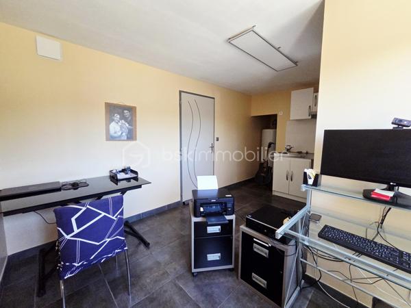 Dans un environnement calme et privilégié, a Bondigoux à seulement 20 min de Fronton découvrez cette magnifique maison de 172 m² habitables, construite en 2008 sur une parcelle entièrement clôturée et parfaitement entretenue. Dès l'entrée, le charme opère grâce à son jardin paysager soigné et à la qualité des prestations proposées.

La pièce de vie, spacieuse et baignée de lumière grâce à ses nombreuses ouvertures, offre un cadre de vie exceptionnel. Elle s'ouvre sur une cuisine moderne entièrement équipée avec cellier attenant, idéale pour le quotidien. Une superbe baie à galandage permet une continuité parfaite entre l'intérieur et l'extérieur, agrandissant naturellement l'espace de réception.

À l'extérieur, vous profiterez d'un véritable espace de détente avec une piscine agrémentée de cascades et d'un jacuzzi intégré, ainsi qu'une vaste terrasse couverte par une pergola bioclimatique équipée de volets intégrés, permettant d'en profiter en toute saison.

Côté confort, la maison dispose d'un chauffage au sol, d'une climatisation gainable réversible et d'une gestion domotique complète pour un pilotage simplifié des équipements.

L'espace nuit principal, situé au rez-de-chaussée, comprend :

Une suite parentale avec dressing et salle d'eau privative ;
Une seconde chambre ;
Une salle d'eau indépendante ;
Deux WC.

Un vaste espace cellier-buanderie dessert également une habitation complémentaire avec entrée indépendante, offrant de nombreuses possibilités : logement familial, activité professionnelle, location ou espace de réception.

Cette seconde partie se compose :

Au rez-de-chaussée, d'une grande pièce polyvalente pouvant accueillir une cuisine, une salle à manger, un bureau ou tout autre projet selon vos besoins ;

À l'étage, d'un salon distribuant deux belles chambres avec rangements, une salle de bains et un WC indépendant.

Un double garage isolé complète l'ensemble.
Les atouts :

- Construction de qualité (2008)
- Environnement paisible
- Parcelle entièrement clôturée
- Piscine avec cascades et jacuzzi intégré
- Pergola bioclimatique
- Chauffage au sol et climatisation gainable réversible
- Domotique
- Dépendance avec accès indépendant
- Double garage isolé
- Jardin paysager

Une propriété rare sur le marché, alliant confort, fonctionnalité et prestations haut de gamme. Un véritable coup de cœur à découvrir sans tarder.