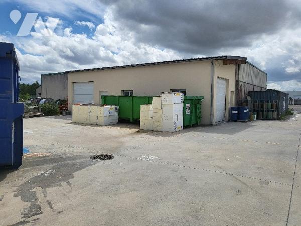 Ensemble d'Entrepôts logistiques et Bureaux parfait état d'environ 900 m² dans une zone d'activités