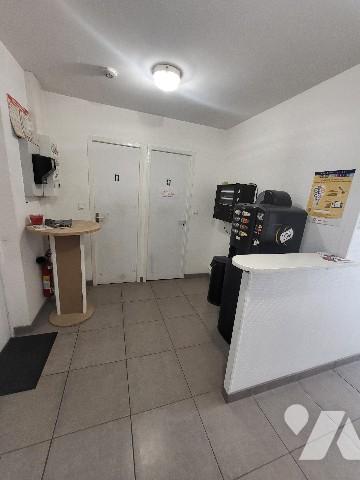 Ensemble d'Entrepôts logistiques et Bureaux parfait état d'environ 900 m² dans une zone d'activités