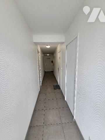 Ensemble d'Entrepôts logistiques et Bureaux parfait état d'environ 900 m² dans une zone d'activités