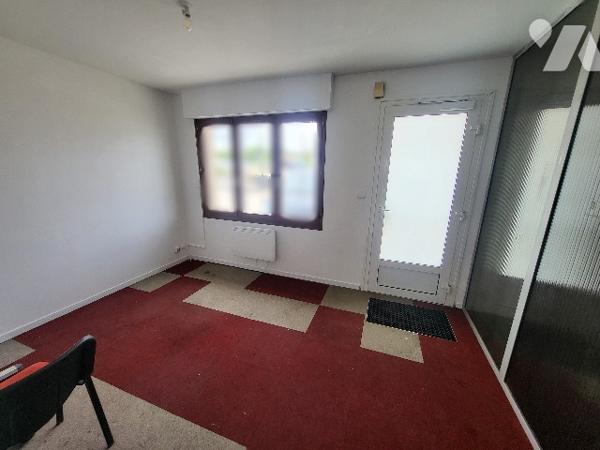 Ensemble d'Entrepôts logistiques et Bureaux parfait état d'environ 900 m² dans une zone d'activités