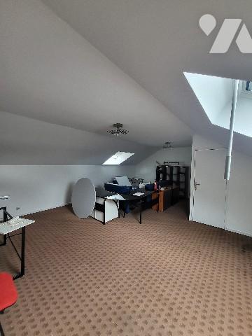 Ensemble d'Entrepôts logistiques et Bureaux parfait état d'environ 900 m² dans une zone d'activités